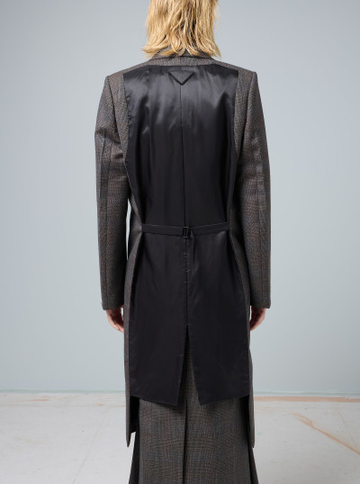 Contrasted back coat